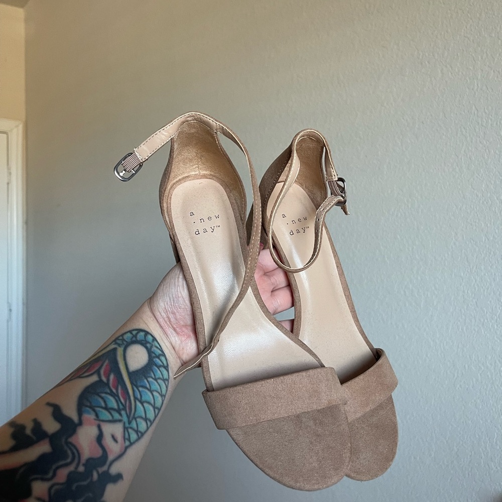 Tan Beige Neutral A NEW DAY heels size 6.5